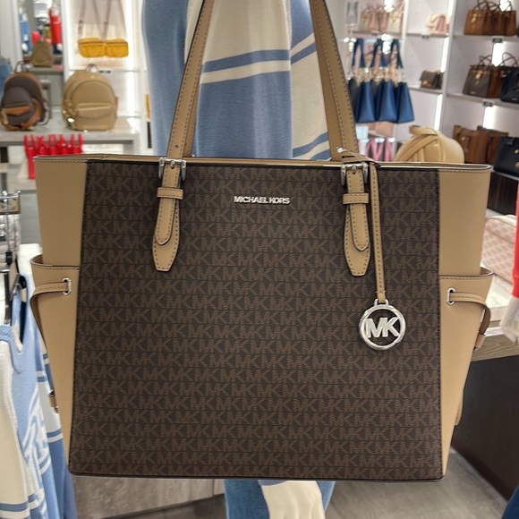 MICHAEL KORS GILLY LARGE DRAWSTRING TRAVEL TOTE SIGNATURE Camel
NWT

NWT - Picture 3 of 16